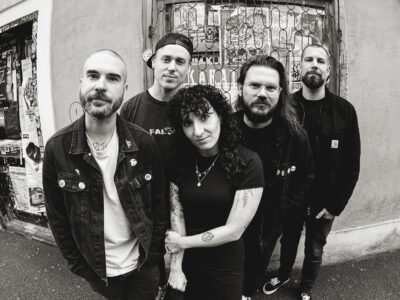 Schwarzweiß-Foto mit Fischaugen-Objektiv der fünfköpfigen Band Melonball.